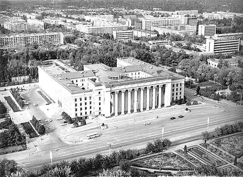 A Régi tér az 1957-ben épült Kormányhivatallal. Manapság az épület a Kazah-Brit Egyetemnek ad otthont.