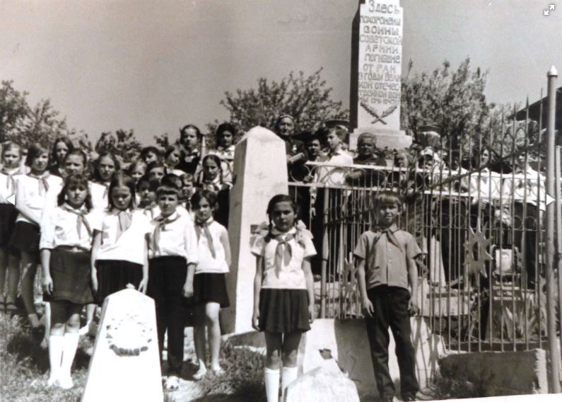 1972: úttörők a városi temetőben a Vörös Hadsereg sztálinabadi (dusanbei) evakuálási kórházakban elhunytjainak szentelt obeliszkje előtt