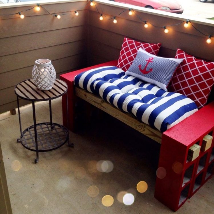 deco-marine-balcon-guirlande-lumineuse-coussins-rayures-bleu-blanc-rouge.jpg