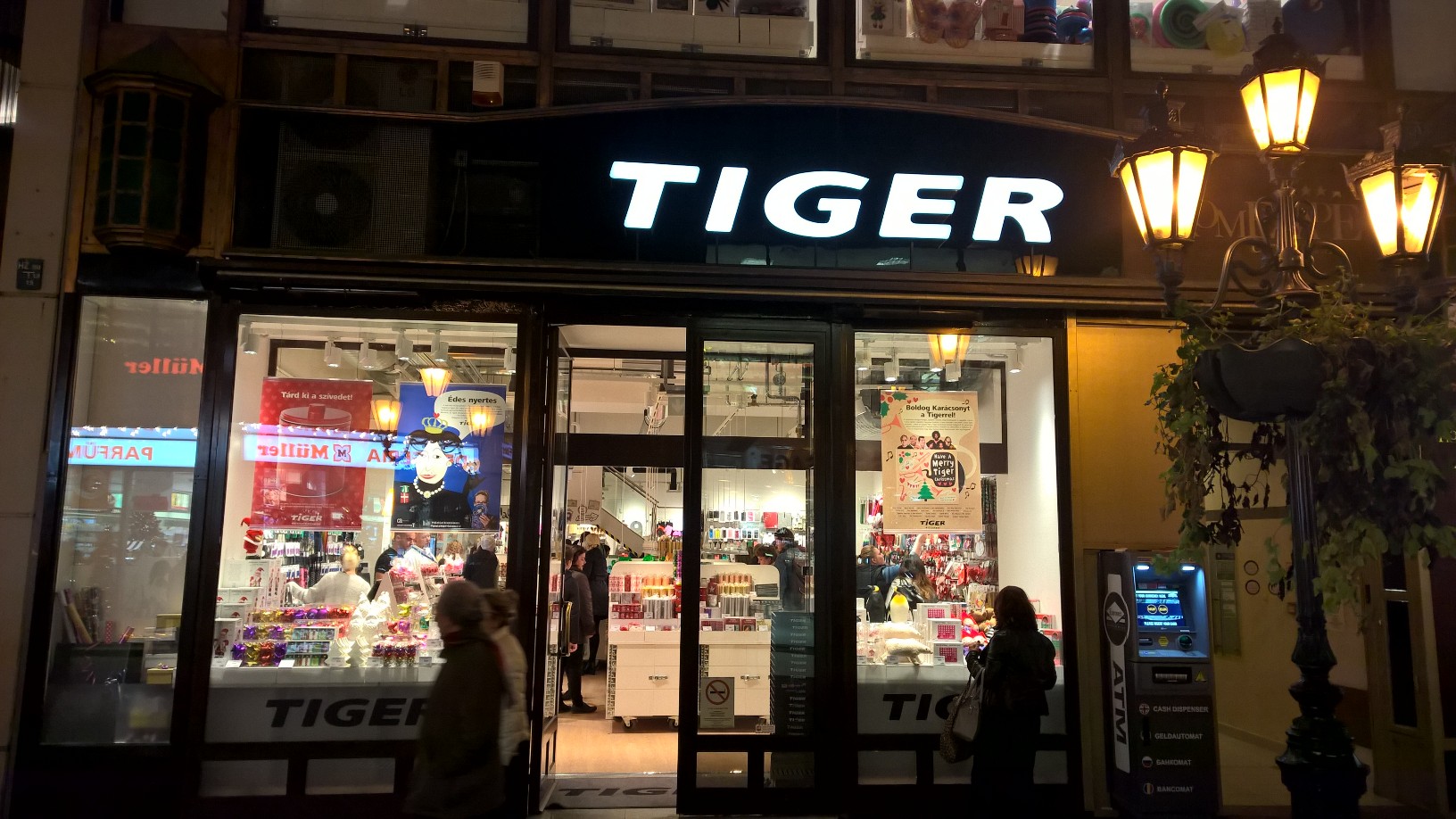 Válogatás a kínai piacról trendi köntösbe öltöztetve - Tiger a Váci utcában