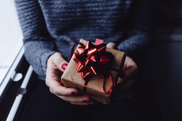 Céges ajándékozás – akkor most adjunk, vagy ne adjunk?
