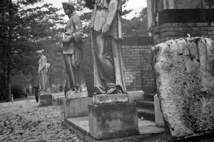 FŐVÁROSI MÚZEUM / MILLENNIUM HÁZA MELLETTI SZOBROK (a Városliget valaha volt szobrai)