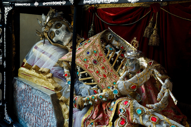 Szent Munditia a Müncheni Szent Péter bazilikában, a katakombákból hozott sírfelirattal.