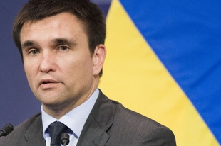 Az ukrán külügyminiszter szerint az egész világ Oroszországon nevet