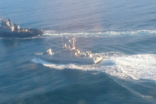 Oroszország tüzet nyitott az ukrán hadihajókra a Kercsi-szorosnál