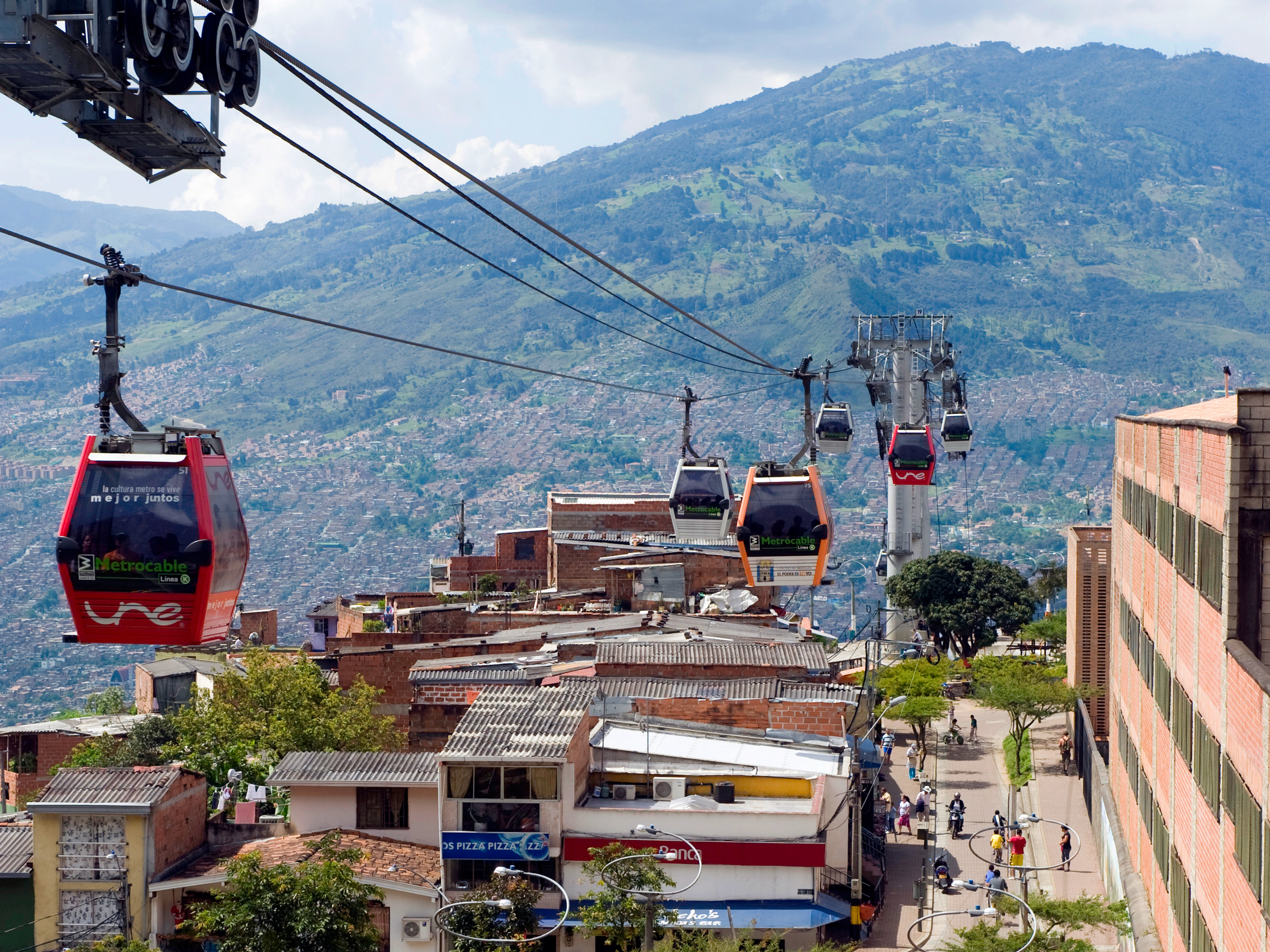 Drótkötélpályás felvonó a kolumbiai Medellínben