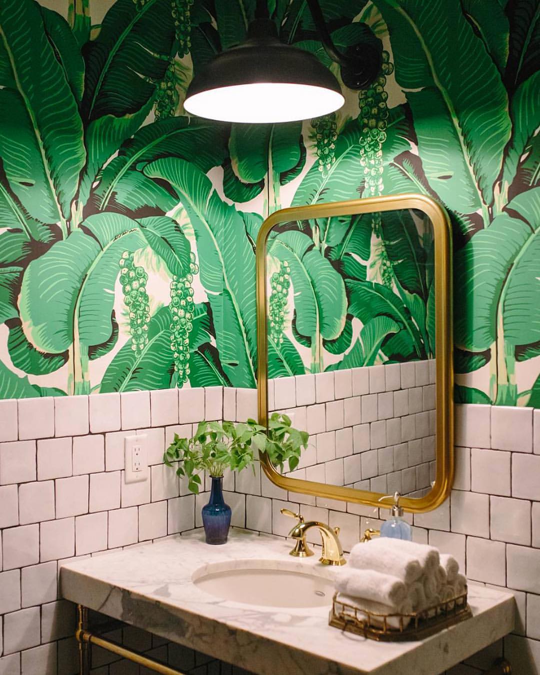 Ha pedig végképp nincs más megoldás, egy jópofa dzsungel-tapétával is feldobhatjuk a fürdőszobát! :)
