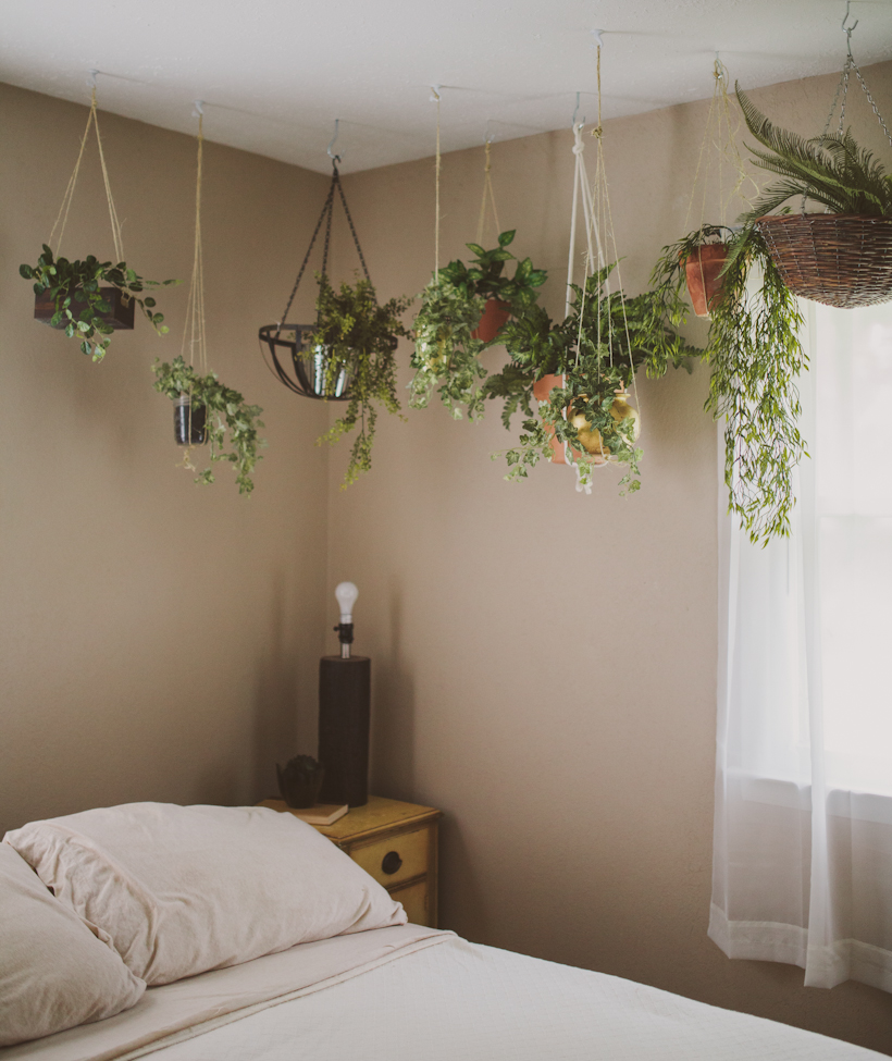 Mesebeli hangulat az apró hálószobában is. Vigyázat, ne tegyünk túl sok növényt a hálószobába, mert éjjel ők is oxigént lélegeznek!