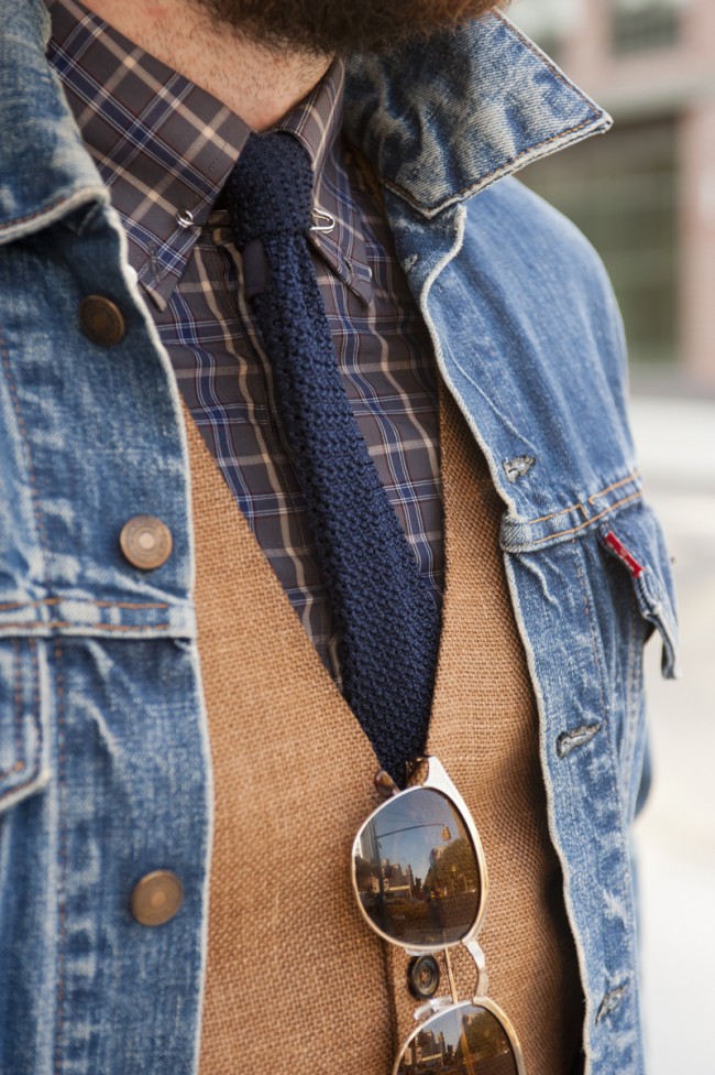 denim-jacket-and-knitted-tie-fall-fashion-men-650x976.jpeg