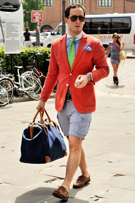red-jacket-+-green-tie-+-shorts-bag-style-menswear-streetstyle.jpg