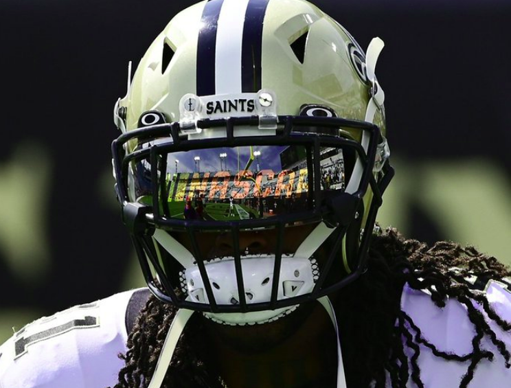 HATALMAS: Sisakrostélyán reklámozta a NASCAR-t Alvin Kamara
