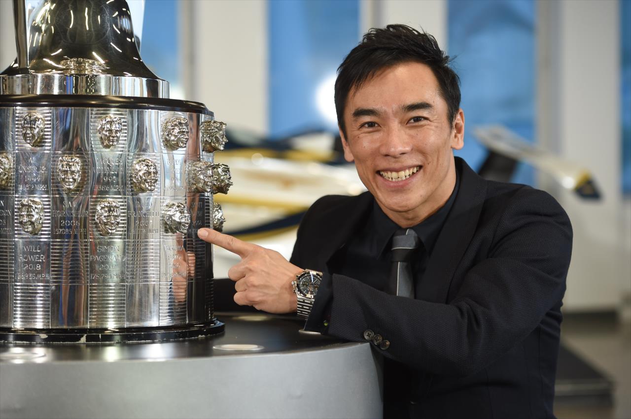 Leleplezték: Takuma Sato arcmása másodszor is felkerült az Indy 500 trófeájára Leleplezték: Takuma Sato arcmása másodszor is felkerült az Indy 500 trófeájára