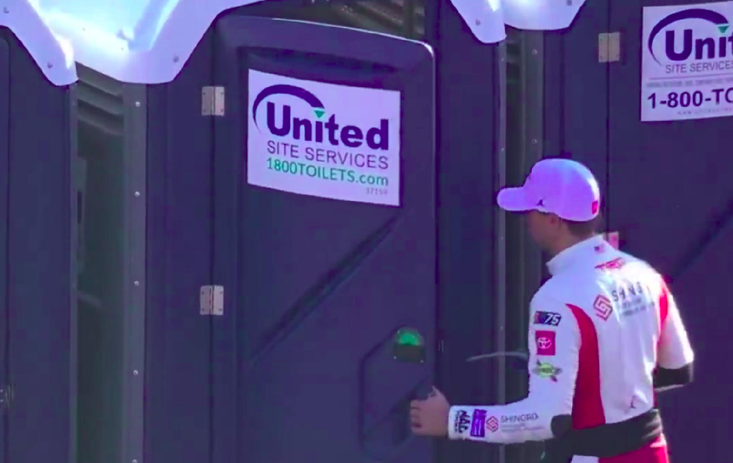 NASCAR: Videón Hamlin és Keselowski überciki (és vicces) mobilvécés “találkája”