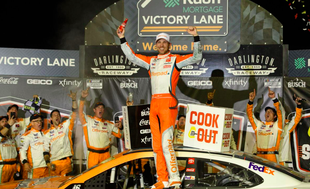 Megtört az átok: Denny Hamlin győzelemmel kezdte a NASCAR Cup rájátszását