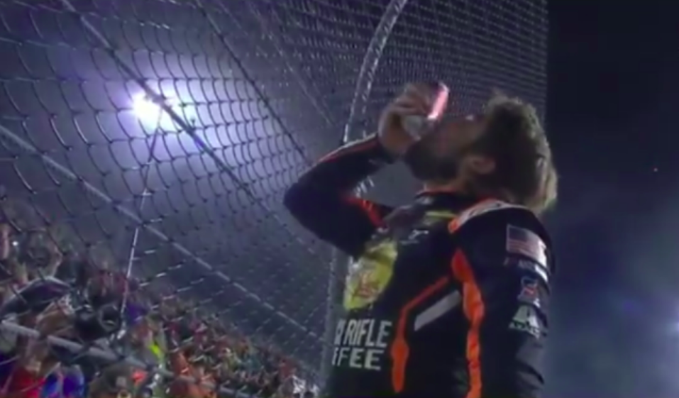 NASCAR: Kerítést mászott, majd a fogával tépett fel egy sörösdobozt győzelme után Gragson NASCAR: Kerítést mászott, majd a fogával tépett fel egy sörösdobozt győzelme után Gragson