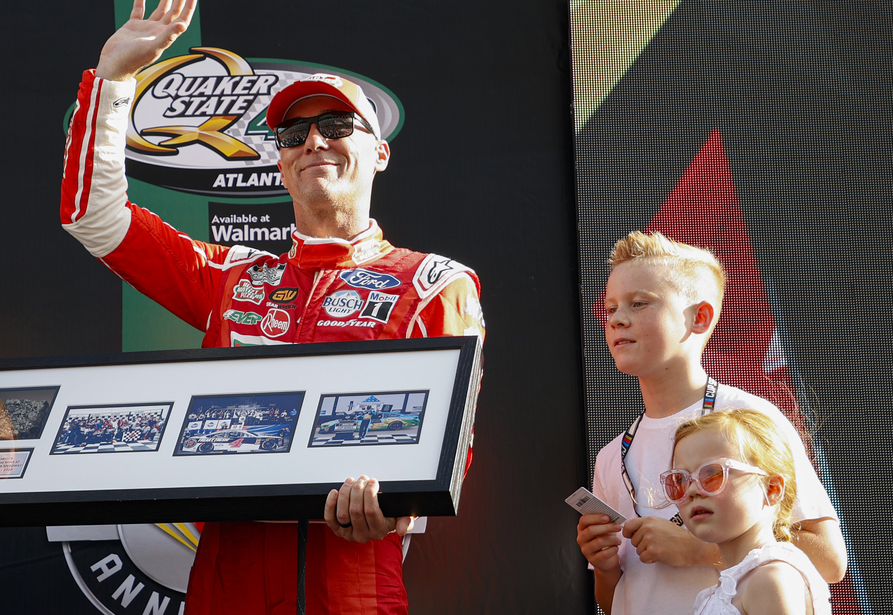 NASCAR: Gyermekei tervezték Kevin Harvick utolsó michigani sisakját