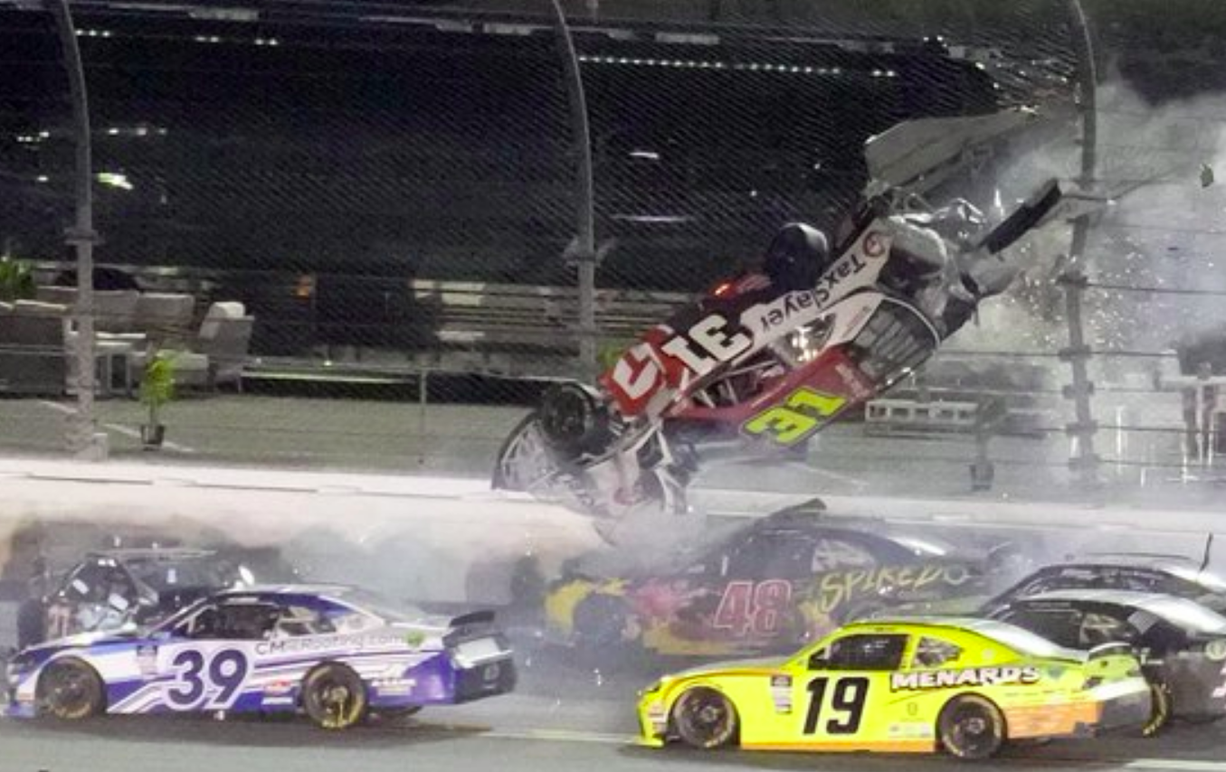 Lassított felvételen a NASCAR brutális, daytonai versenybalesete (VIDEÓ)