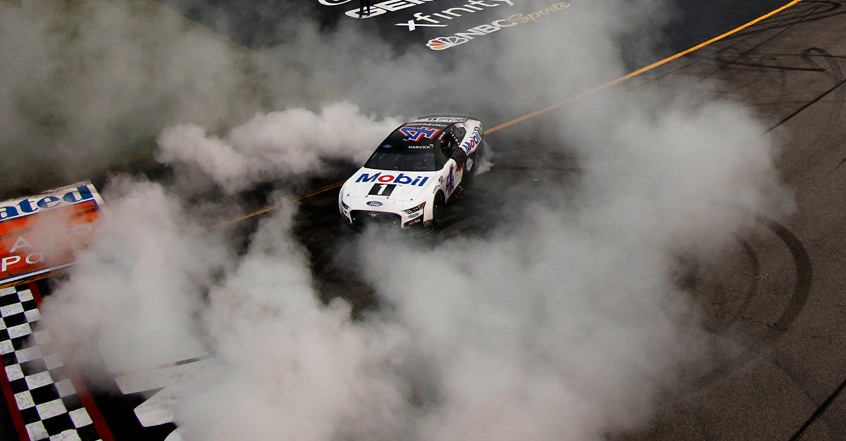 NASCAR: Harvick behúzta a 60. győzelmét, egy autó pedig már megint kigyulladt NASCAR: Harvick behúzta a 60. győzelmét, egy autó pedig már megint kigyulladt