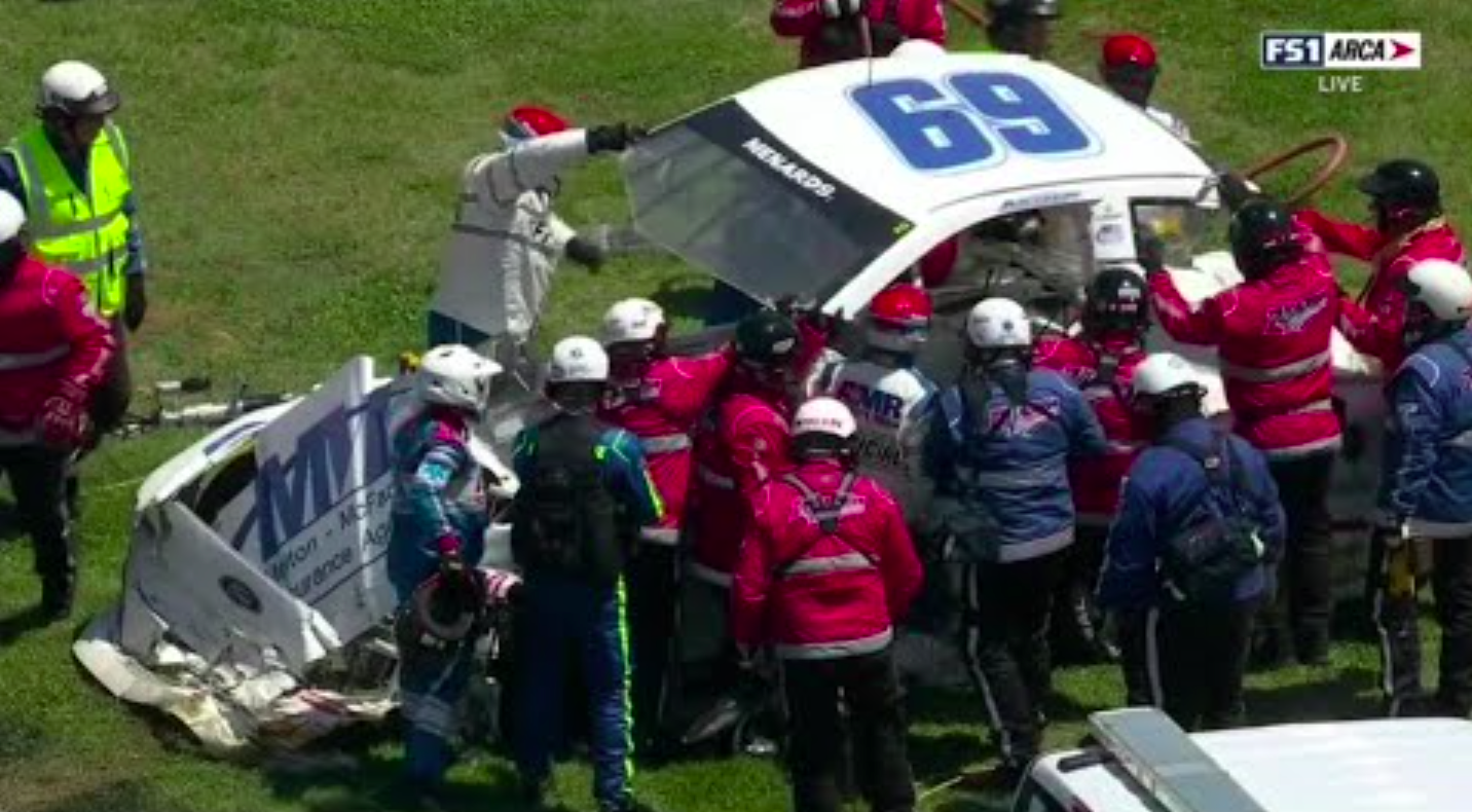 ARCA: Egy pilóta kórházba került, majd leintették a versenyt, mert kifutottak a televíziós idősávból ARCA: Egy pilóta kórházba került, majd leintették a versenyt, mert kifutottak a televíziós idősávból