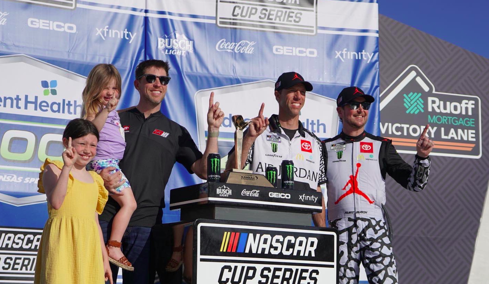 NASCAR: Denny Hamlint elöntötték az érzelmek Kurt Busch győzelme után
