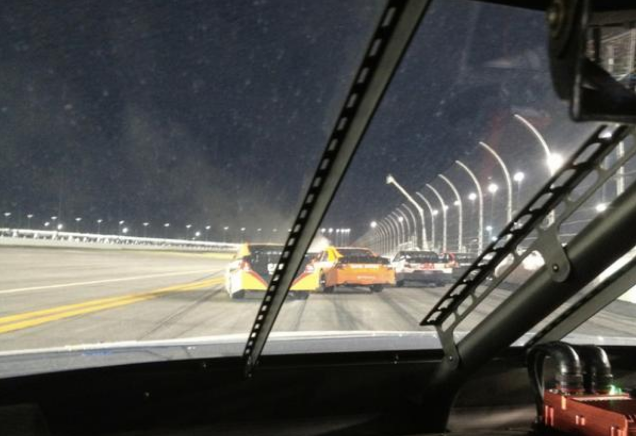 Twitter, Montoya és BK – Avagy miért nem mobilozhatnak a NASCAR-pilóták verseny közben?