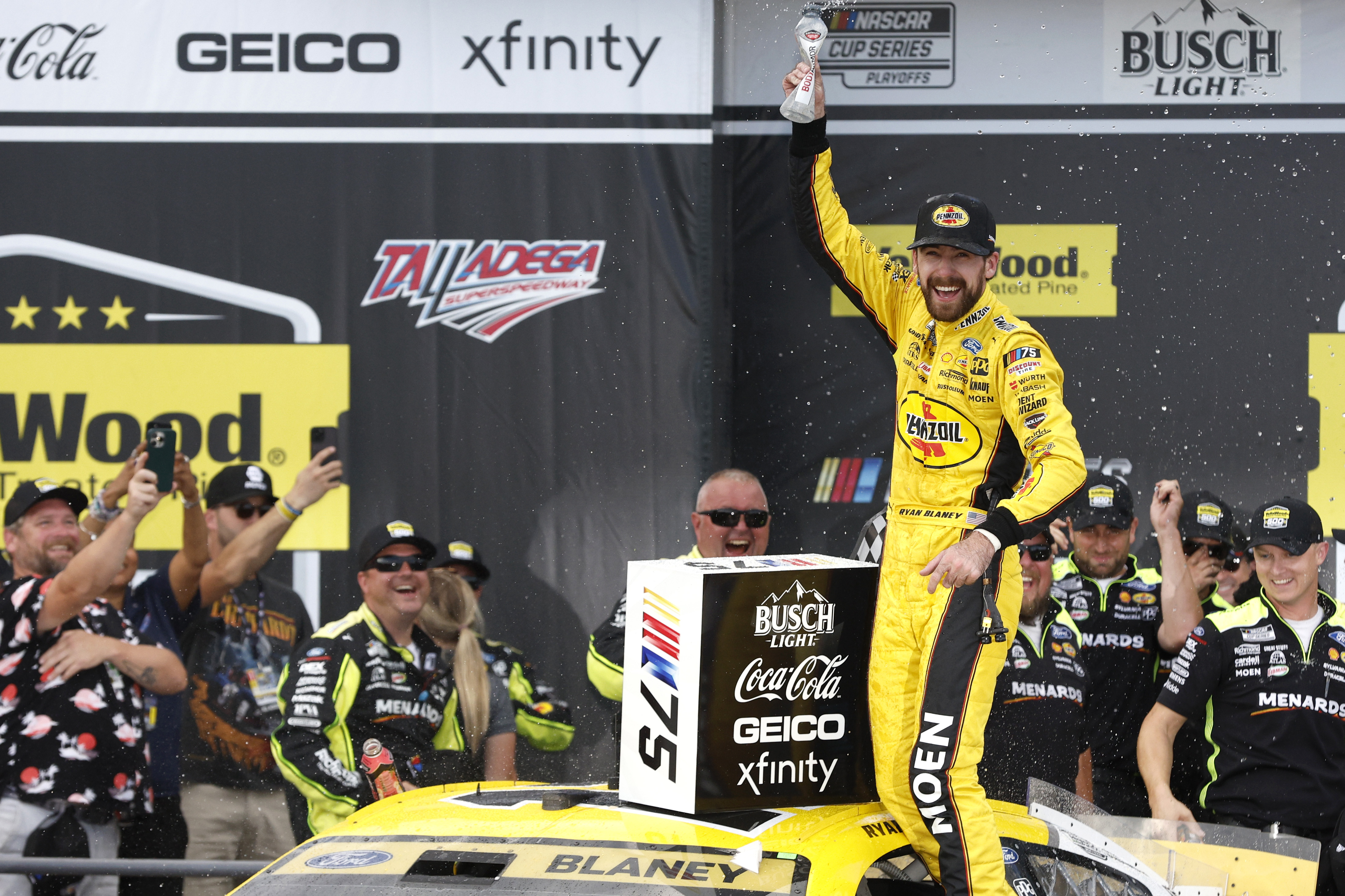 NASCAR: Vad befutóban győzte le Harvickot a célfotók királya