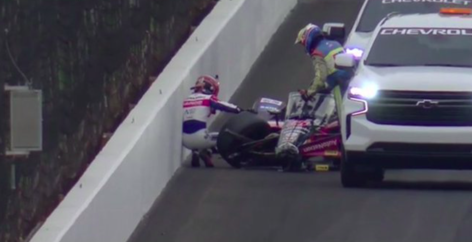 Indy 500: Castroneves összetörte a tavalyi győztes autóját [VIDEÓ]
