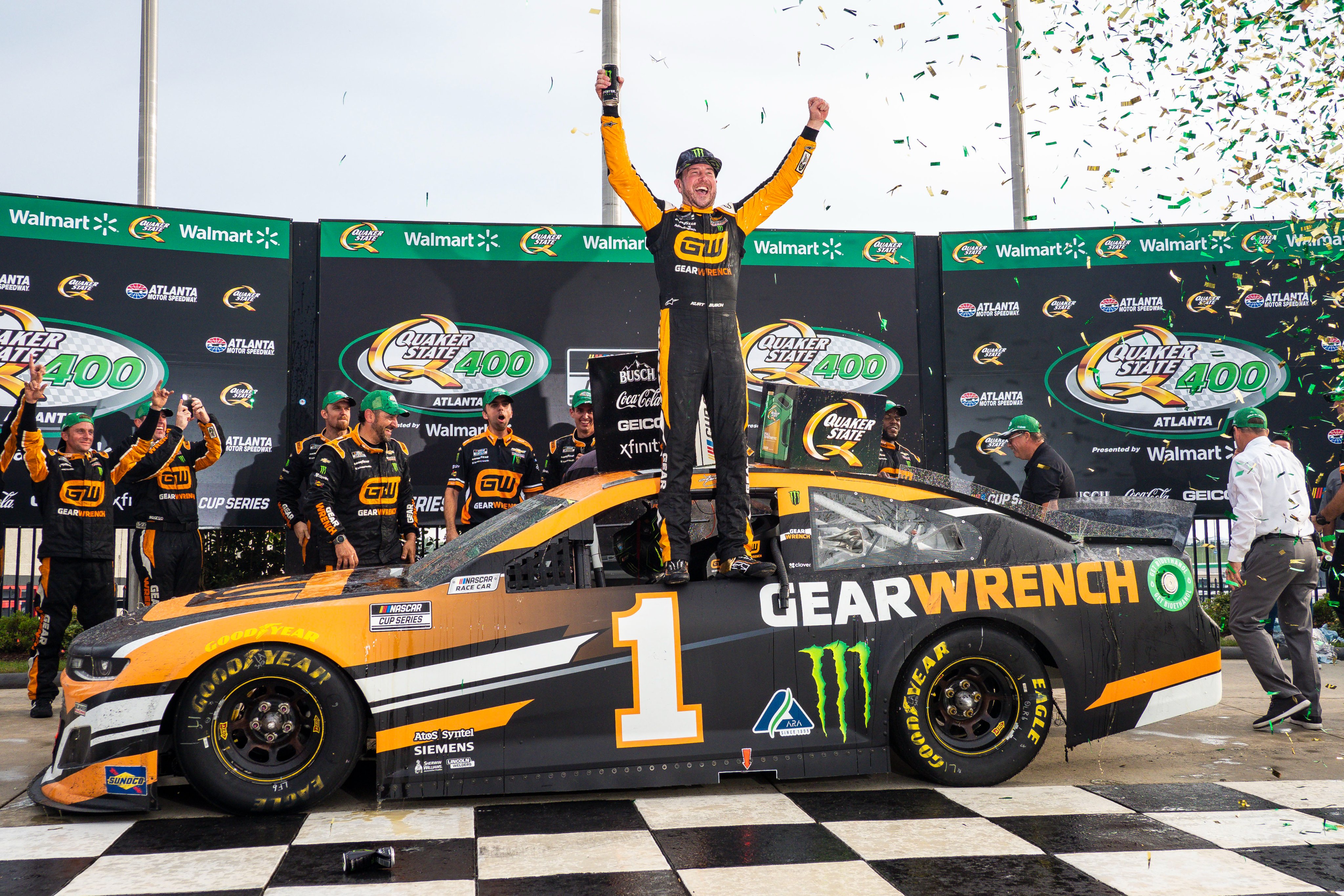 NASCAR: Kurt nyerte a Busch-testvérpárbajt, szétesett a pálya Atlantában