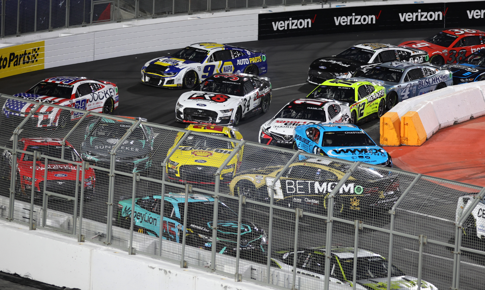 NASCAR: Truex nyerte a “katasztrofális” Clasht, aminek átlagtempója 35 km/h volt