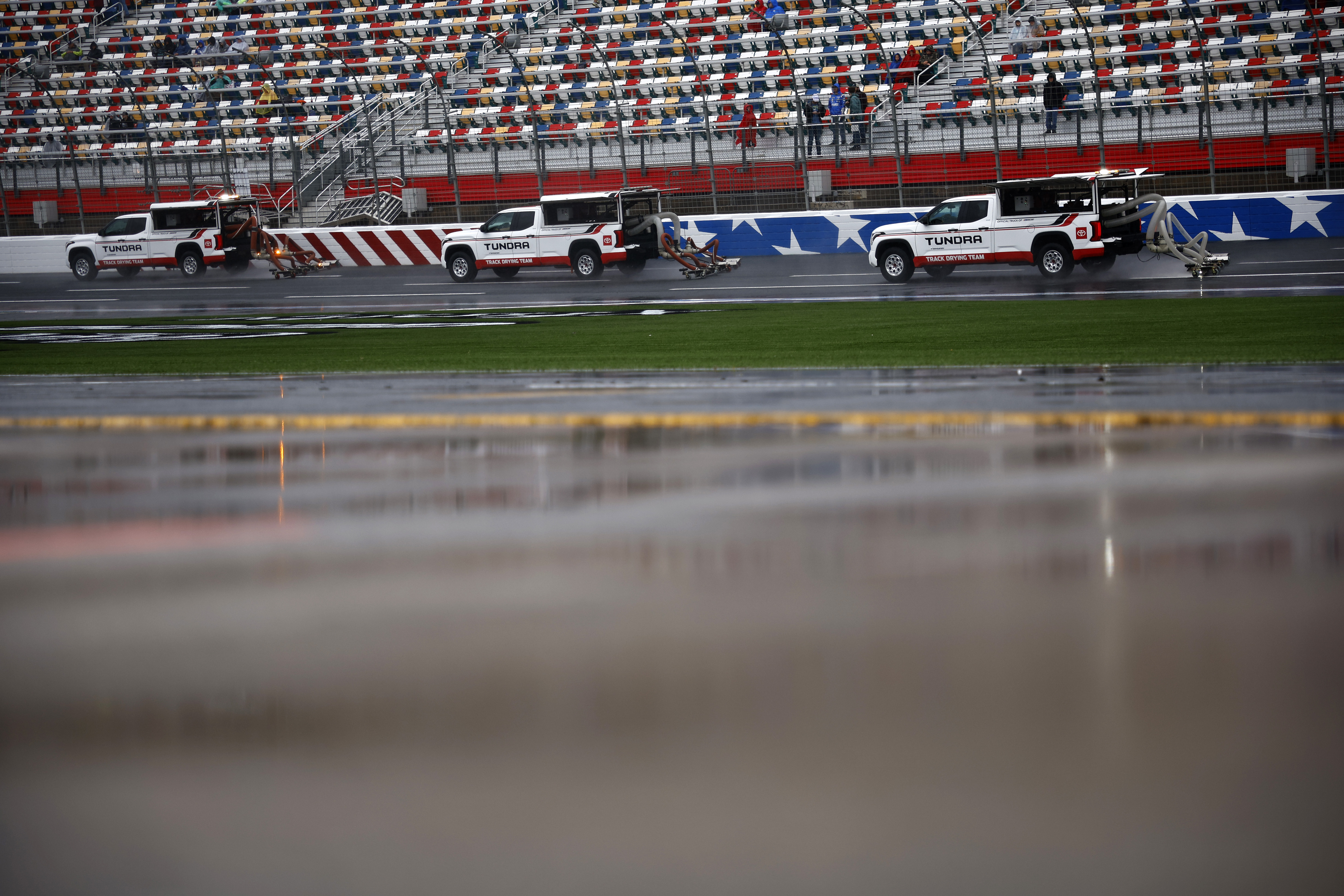 NASCAR: Nyert az eső, hétfőre halasztották a Coca-Cola 600-at is NASCAR: Nyert az eső, hétfőre halasztották a Coca-Cola 600-at is