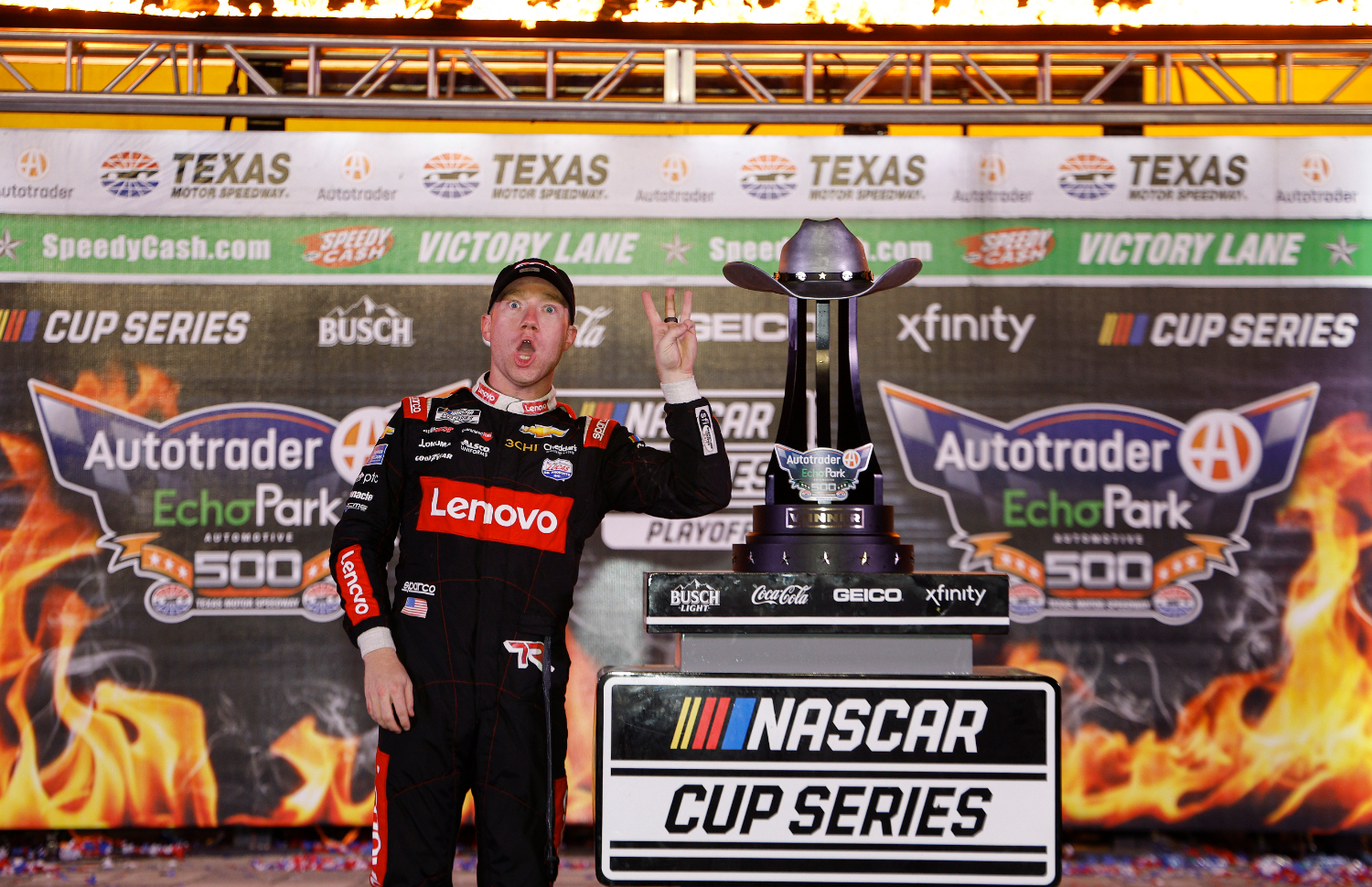 NASCAR: Tűz, sérülés és bosszú – Kegyetlen versenyt hozott a Cup texasi fordulója NASCAR: Tűz, sérülés és bosszú – Kegyetlen versenyt hozott a Cup texasi fordulója