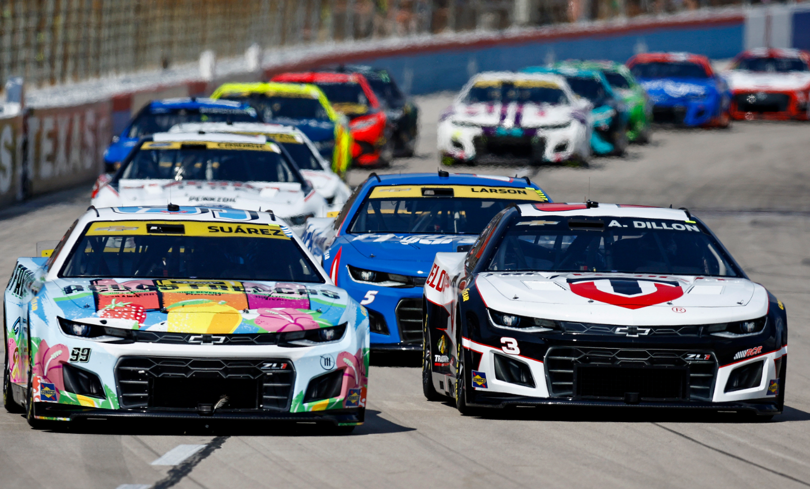 Frusztrált, egymást hibáztató versenyzőket eredményezett a NASCAR biztonsági mítingje