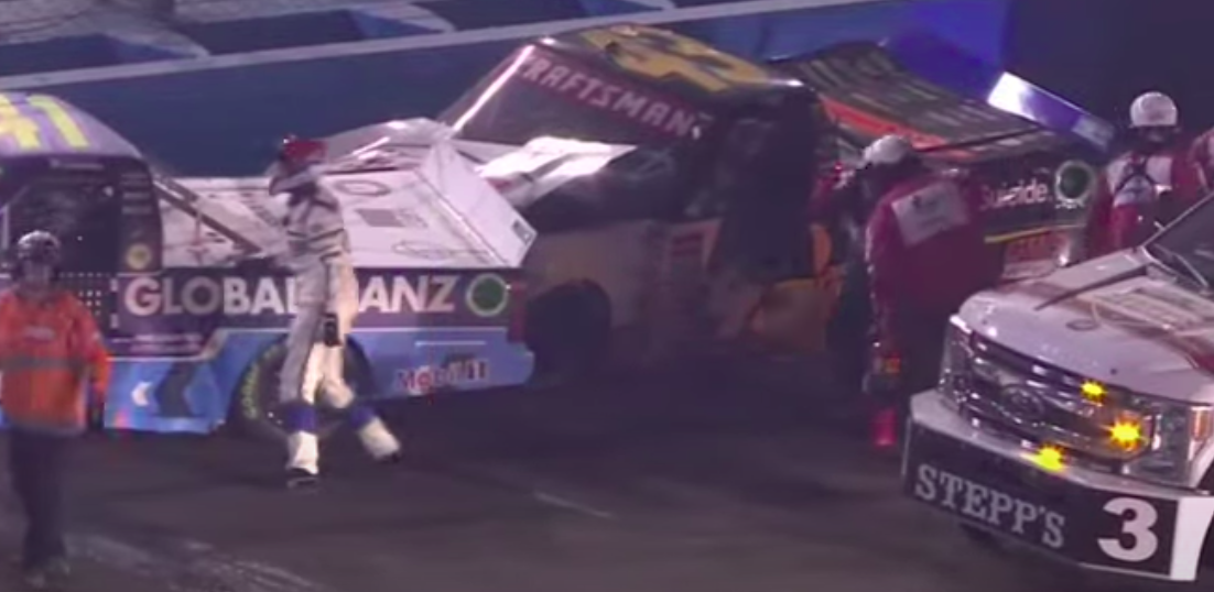 NASCAR: Egy pilóta megsérült a kaotikus Trucks-finálén, Keselowski pedig kihagyja a Cup-időmérőt