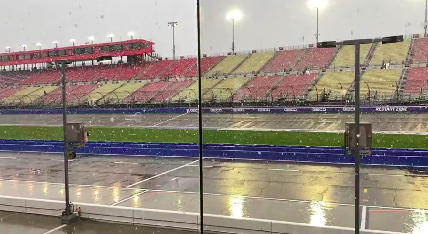 Hiába minden, lefújták a NASCAR esővel és hóval elátkozott dél-kaliforniai futamát Hiába minden, lefújták a NASCAR esővel és hóval elátkozott dél-kaliforniai futamát