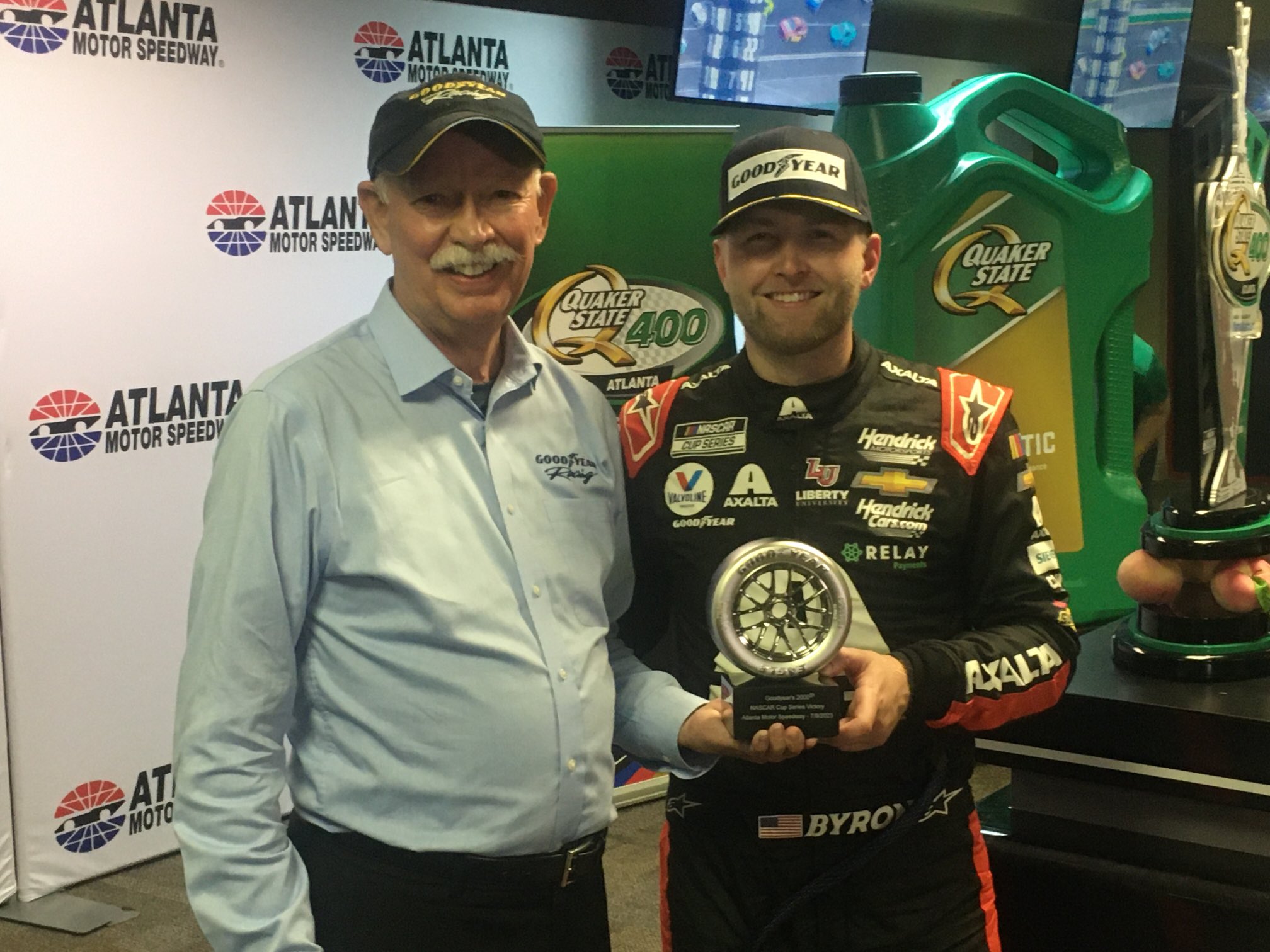 NASCAR: Óriási mérföldkőhöz ért Byron, amiért még egy külön trófeát is kapott