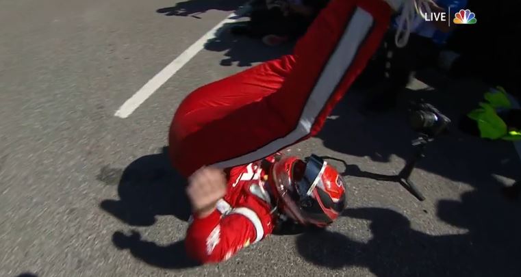 Annyira ünnepelt az IndyCar új futamgyőztese, hogy hanyatt esett (VIDEÓ)