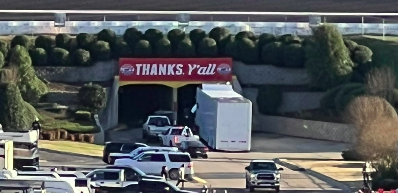 Videón, amint az egyik NASCAR-csapat kamionja alagútba szorul