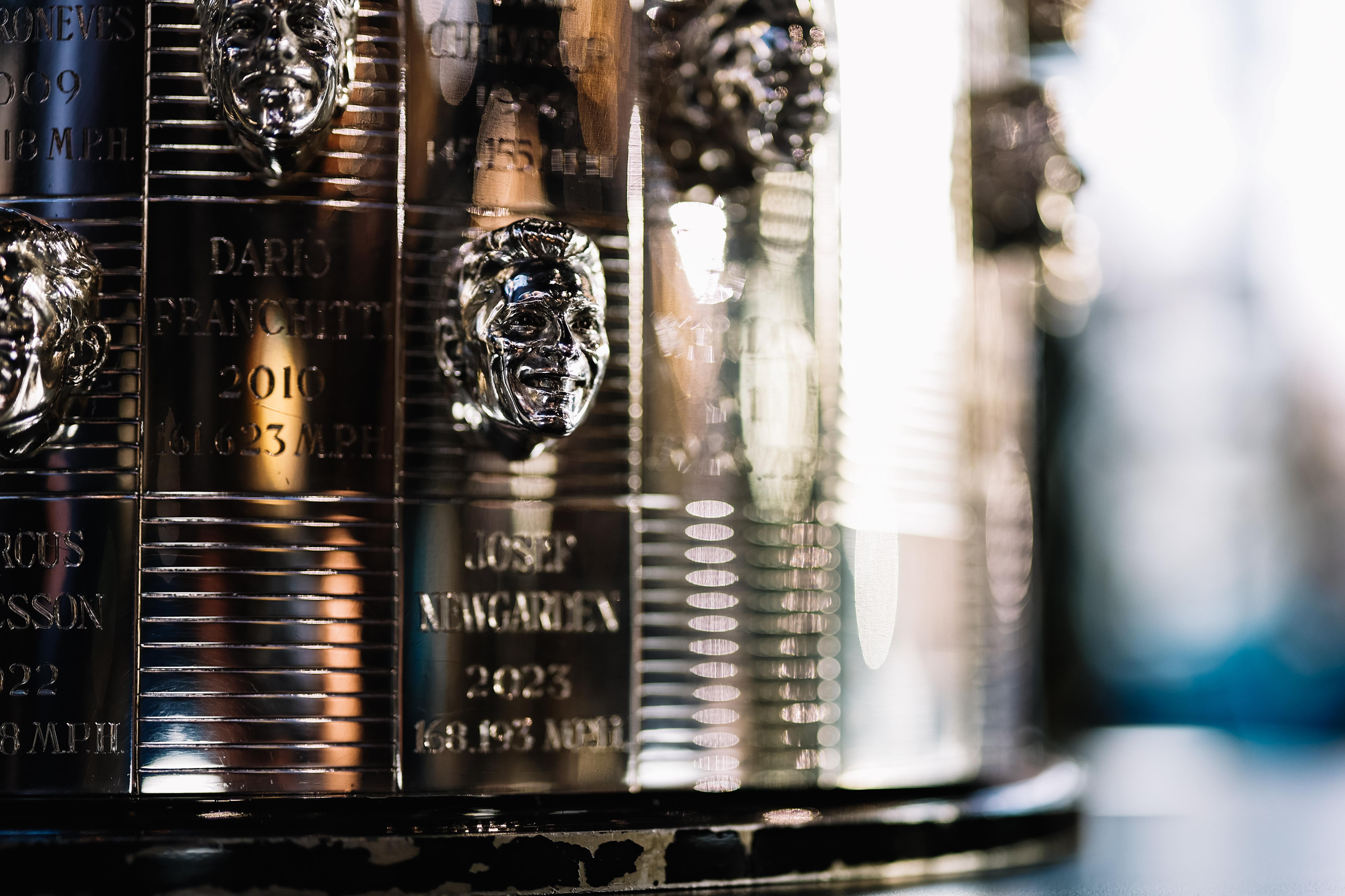 Leleplezték Josef Newgarden arcmását az Indianapolis 500 ikonikus trófeáján