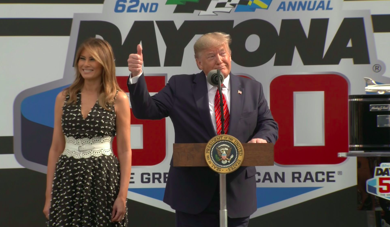 Donald Trump visszatér: Egy NASCAR-versenyző kijátszhatja a tilalmat