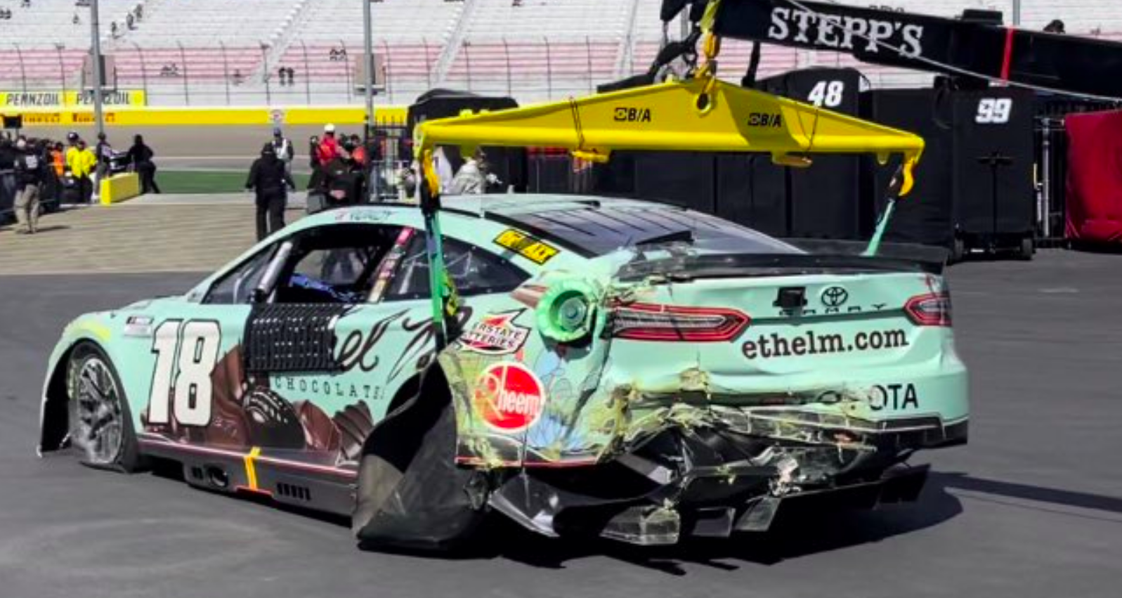 NASCAR: Kyle Busch összetörte az autóját, a tartalék viszont közel sincs versenyzésre kész állapotban