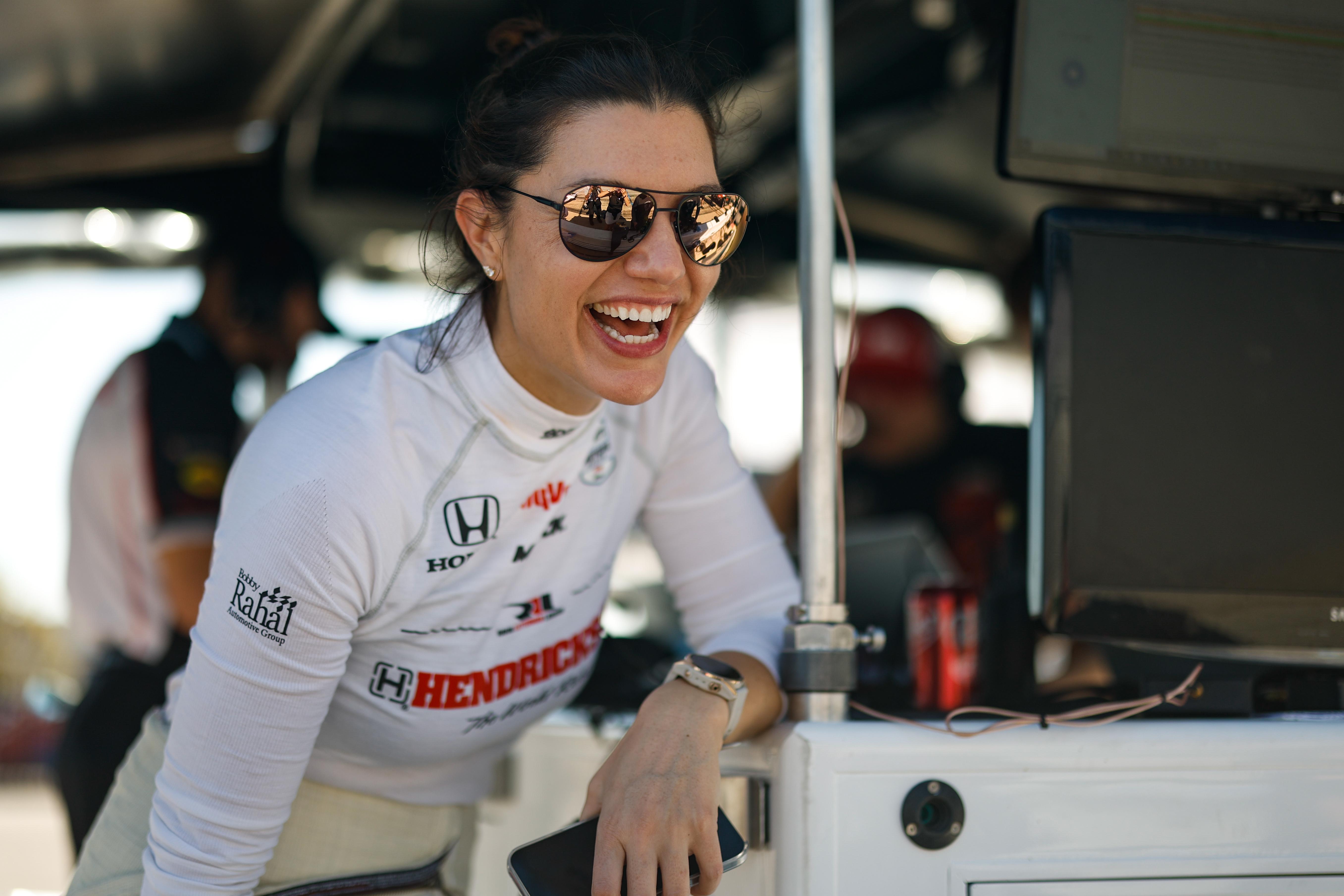Indy 500: McLaren-bravúr a kvalin, Katherine Legge mentette meg Rahalék becsületét