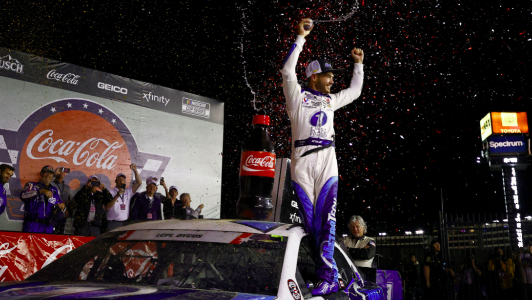 NASCAR: Larson megsemmisítette a mezőnyt Charlotte-on