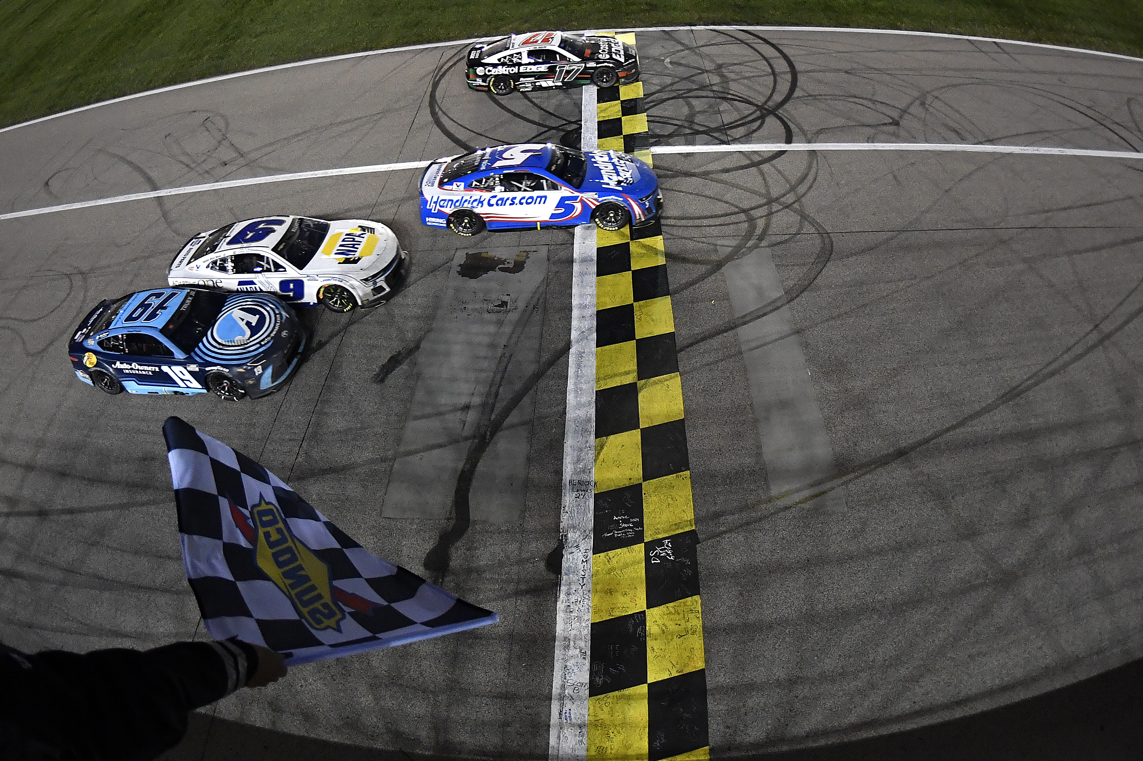 Minden idők legszorosabb befutójával ért véget a NASCAR kansasi versenye!!!! Minden idők legszorosabb befutójával ért véget a NASCAR kansasi versenye!!!!
