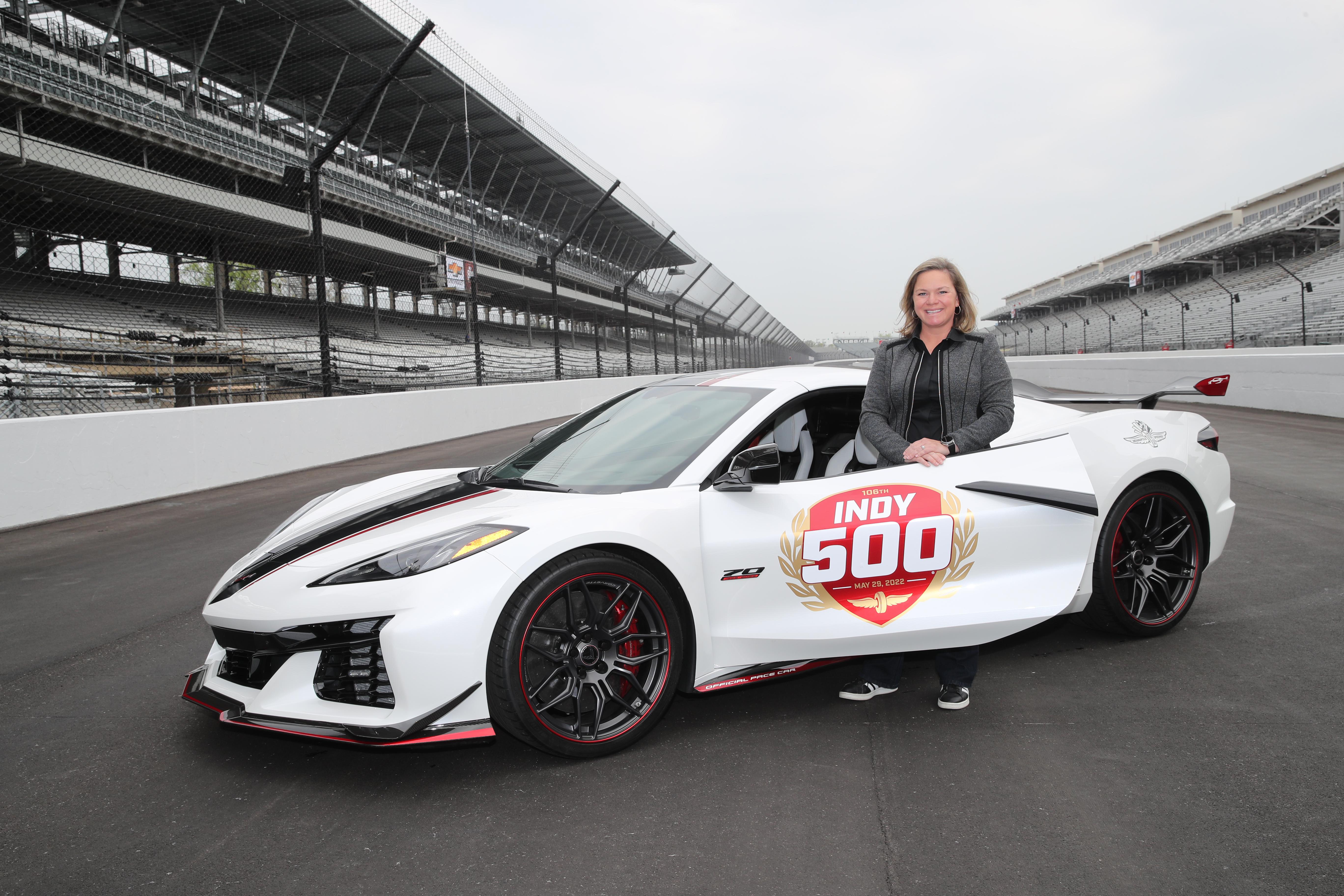 Az Indy 500 leggyorsabb nője vezeti fel a mezőnyt a zöld zászlóig – Méghozzá nem akármilyen autóval