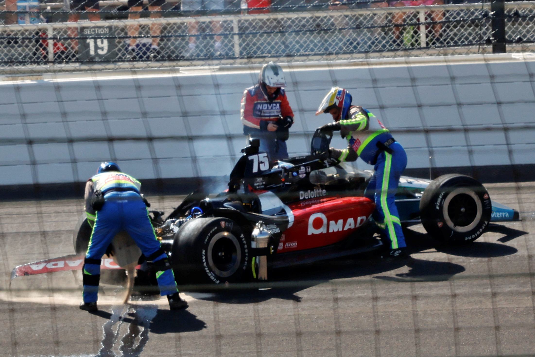 94G-s balesetet úszott meg Takuma Sato az Indy 500 tesztnapján [VIDEÓ]