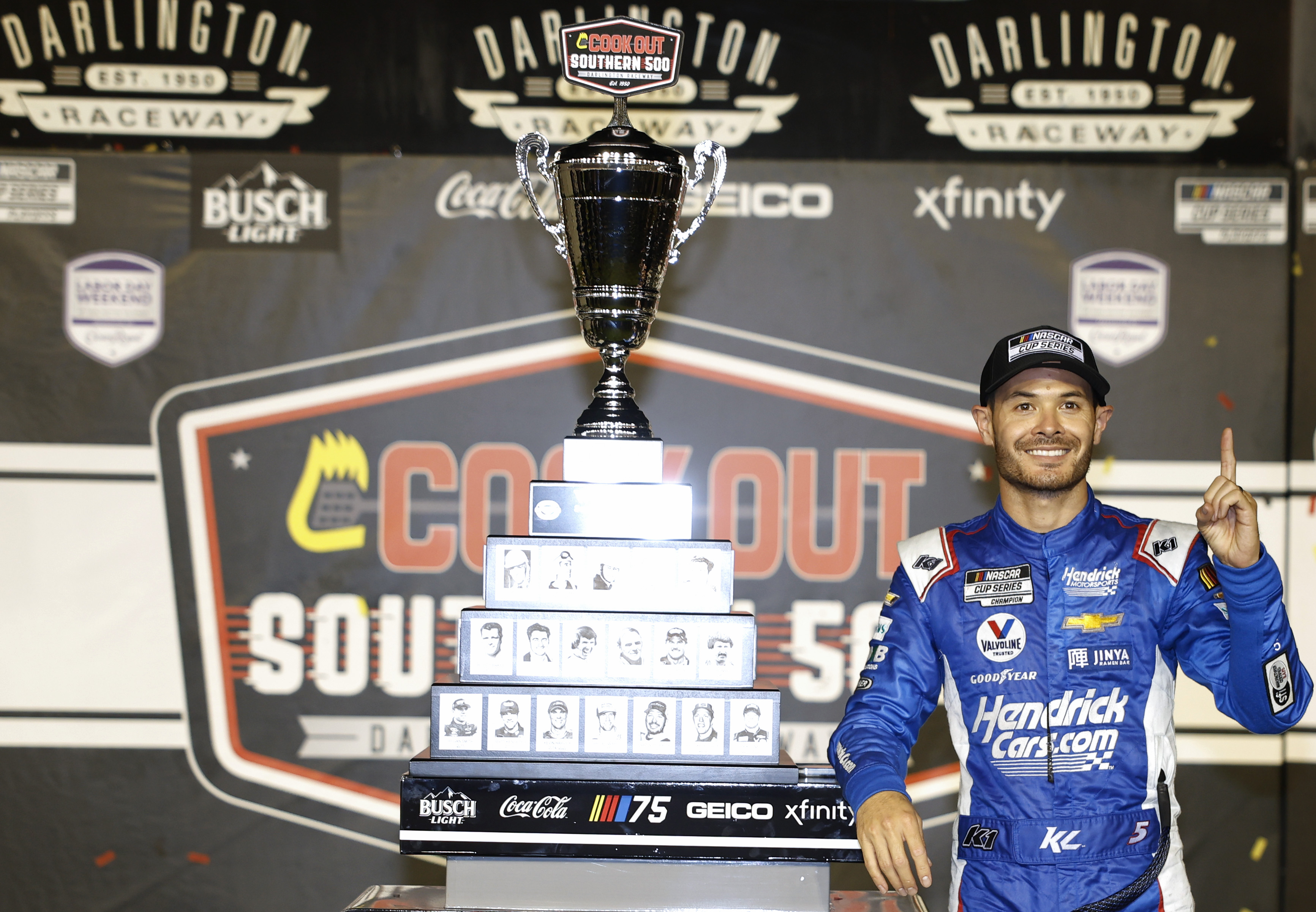 NASCAR: Kyle Larson nyerte a drámákkal és bizarr jelenetekkel fűszerezett 74. Southern 500-at