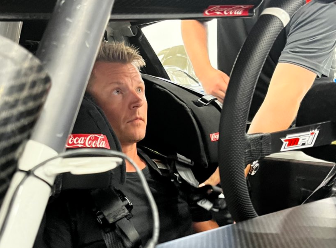 NASCAR: Räikkönen megérkezett az USA-ba és bemutatta a sisakját is