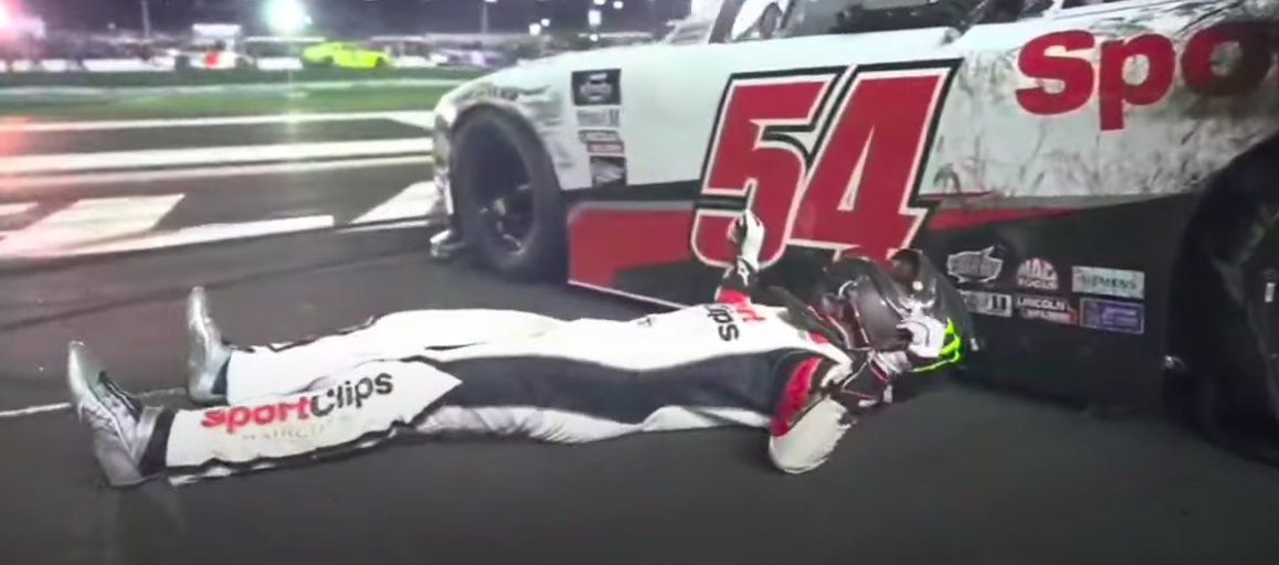 A NASCAR csodagyereke bemutatja: Ezért kell sisakot viselni ünneplés közben is