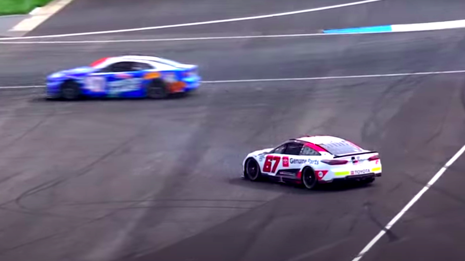 Az F1-es pilótákra “vadászó”, hazafias NASCAR-pilótán vihog az internet népe Az F1-es pilótákra “vadászó”, hazafias NASCAR-pilótán vihog az internet népe