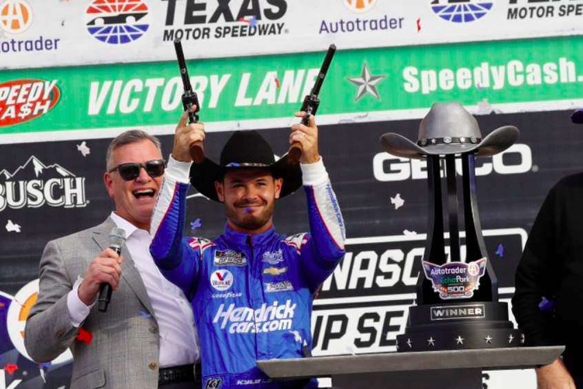 NASCAR: Larson nyert Texasban és bejutott a bajnoki döntőbe